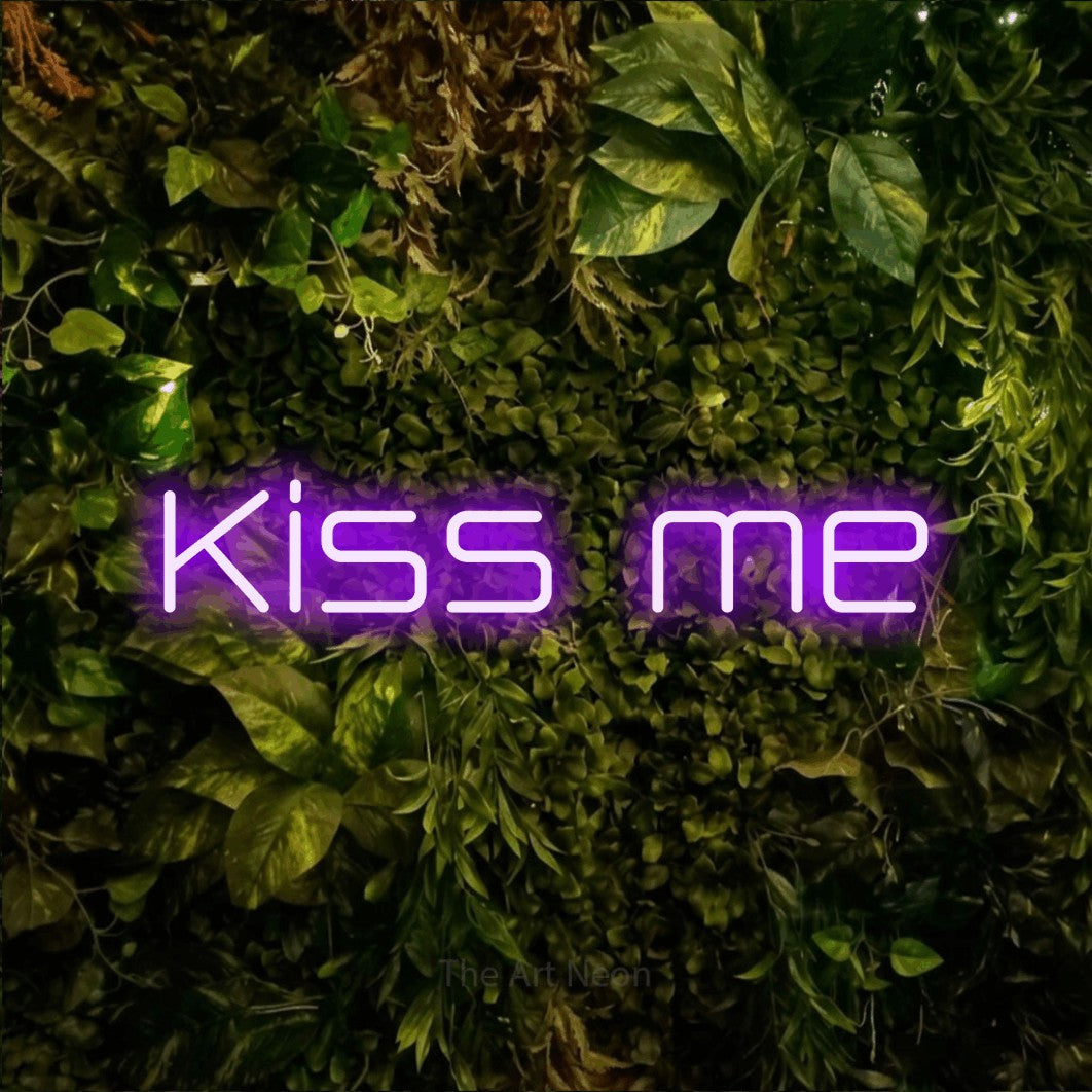 LED neon sign reading “Kiss me”, arranged in a single line.