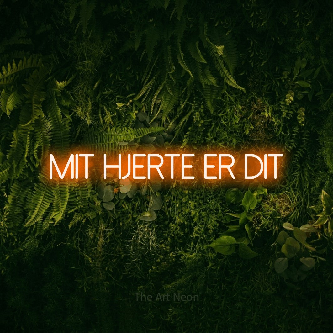 LED neon sign reading “Mit Hjerte er dit”, arranged in a single line.