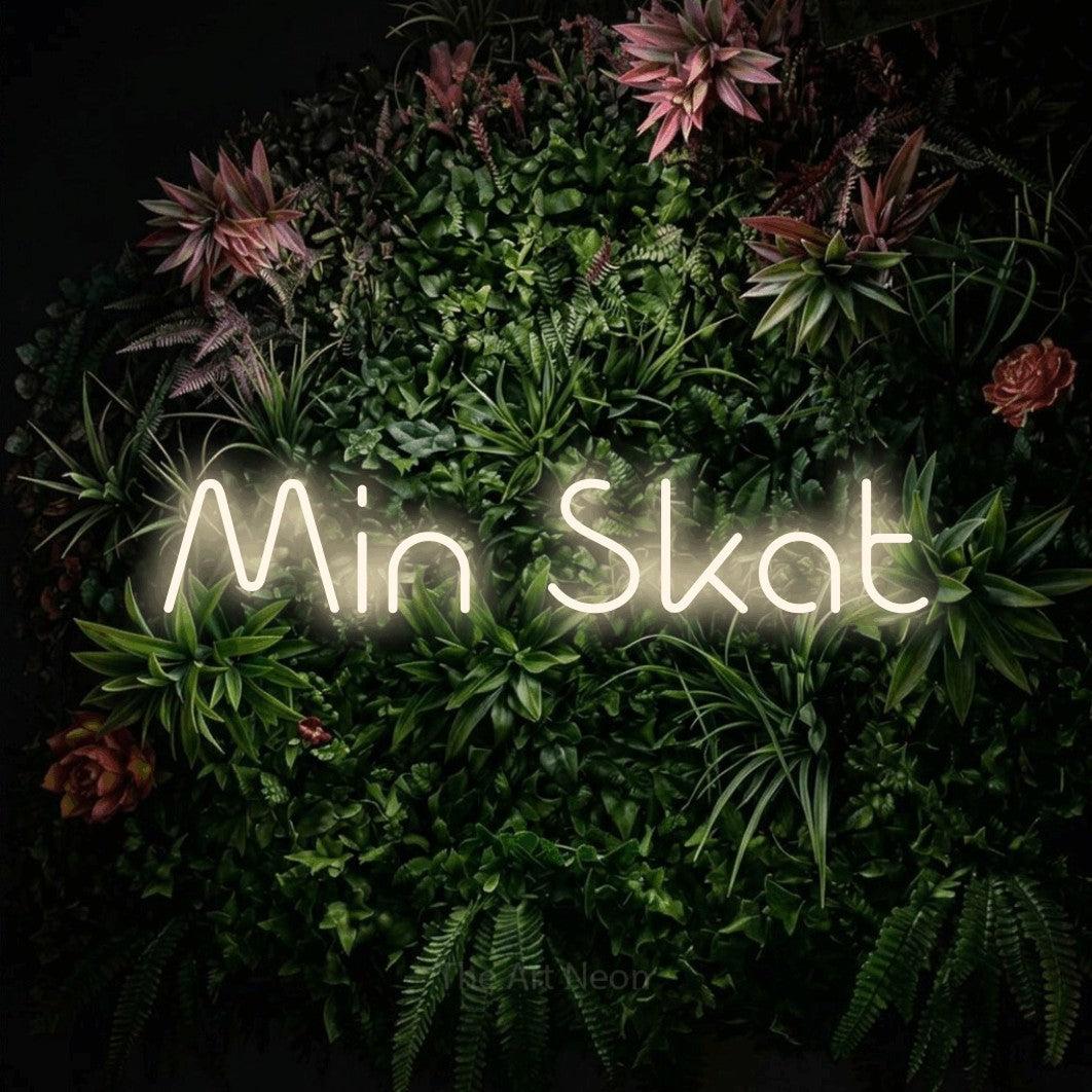 LED neon sign reading “Min Skat”, arranged in a single line.