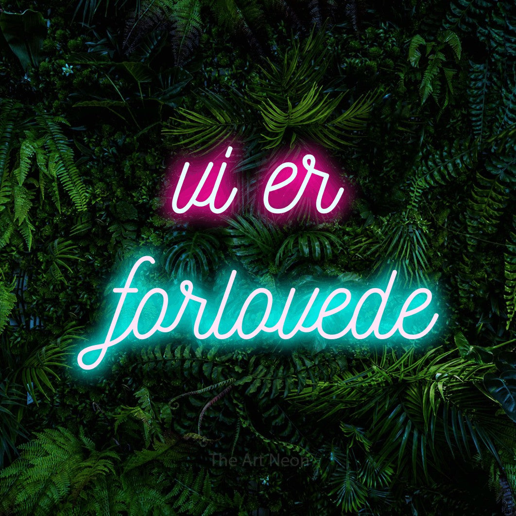 LED neon sign reading “vi er forlovede”, arranged in 2 lines.
