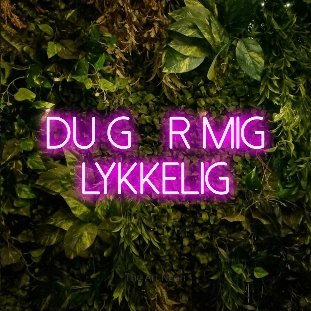 LED neon sign reading “DU GØR MIG LYKKELIG”, arranged in 2 lines.