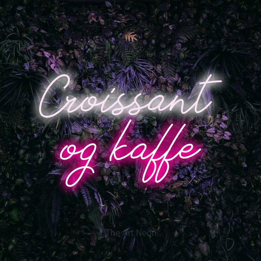 LED neon sign reading “Croissant og kaffe”, arranged in 2 lines.