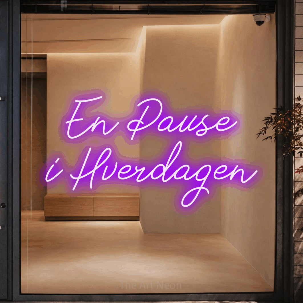 LED neon sign reading “En Pause i Hverdagen”, arranged in 2 lines.