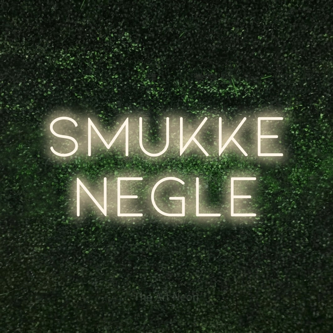LED neon sign reading “smukke negle”, arranged in 2 lines.