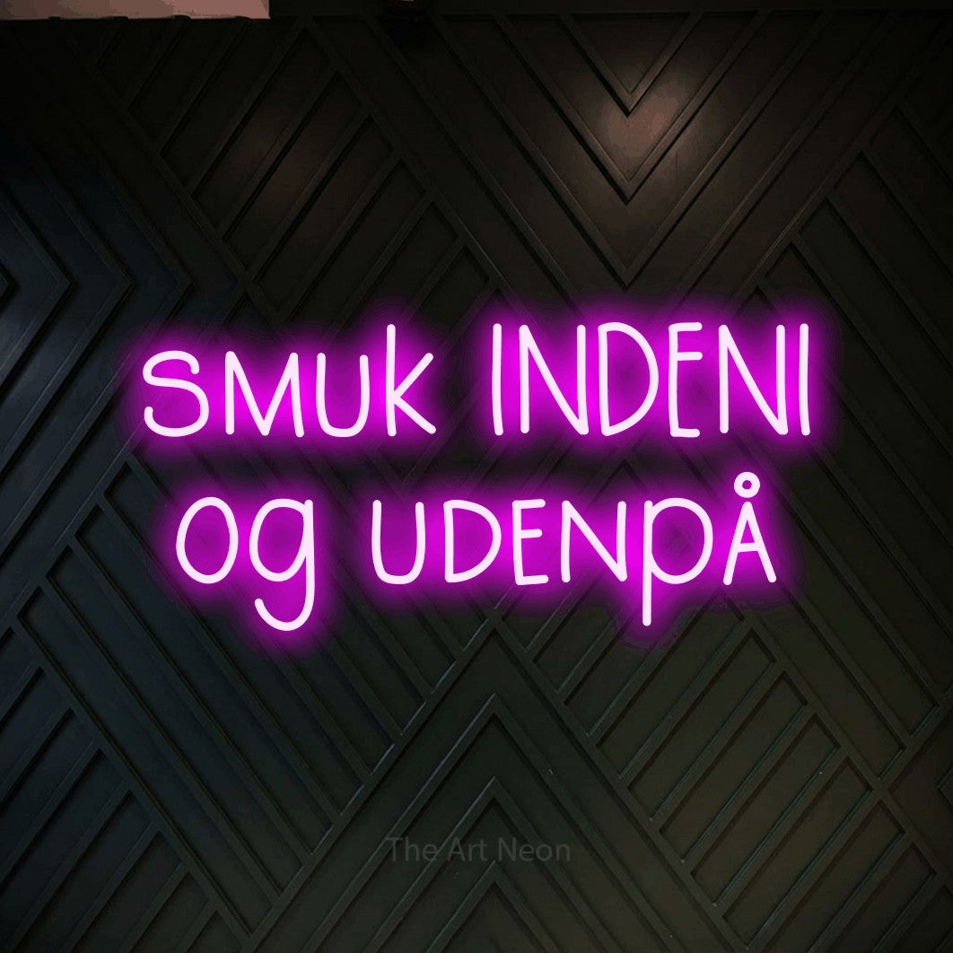LED neon sign reading “smuk INDENI og udenpå”, arranged in 2 lines.