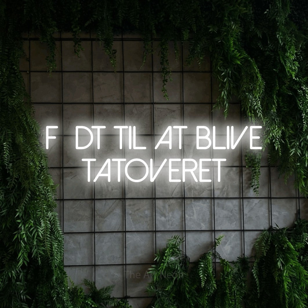 LED neon sign reading “Født til at Blive Tatoveret”, arranged in 2 lines.