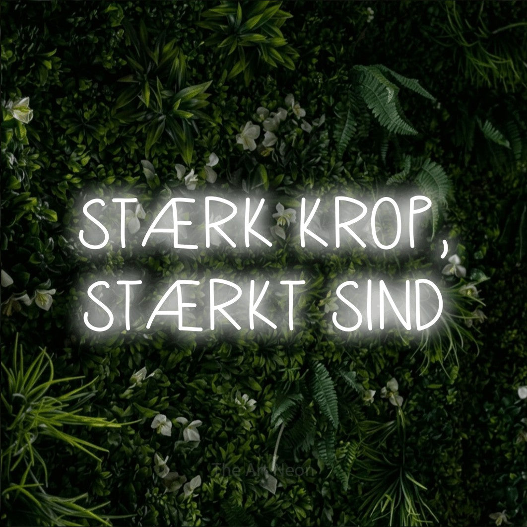 LED neon sign reading “STÆRK KROP, STÆRKT SIND”, arranged in 2 lines.