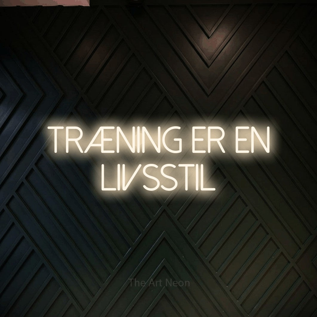 LED neon sign reading “træning er en LIVSSTIL”, arranged in 2 lines.