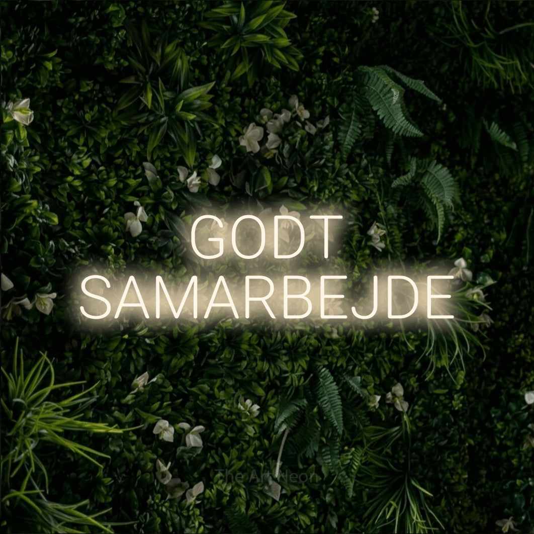 LED neon sign reading “GODT SAMARBEJDE”, arranged in 2 lines.