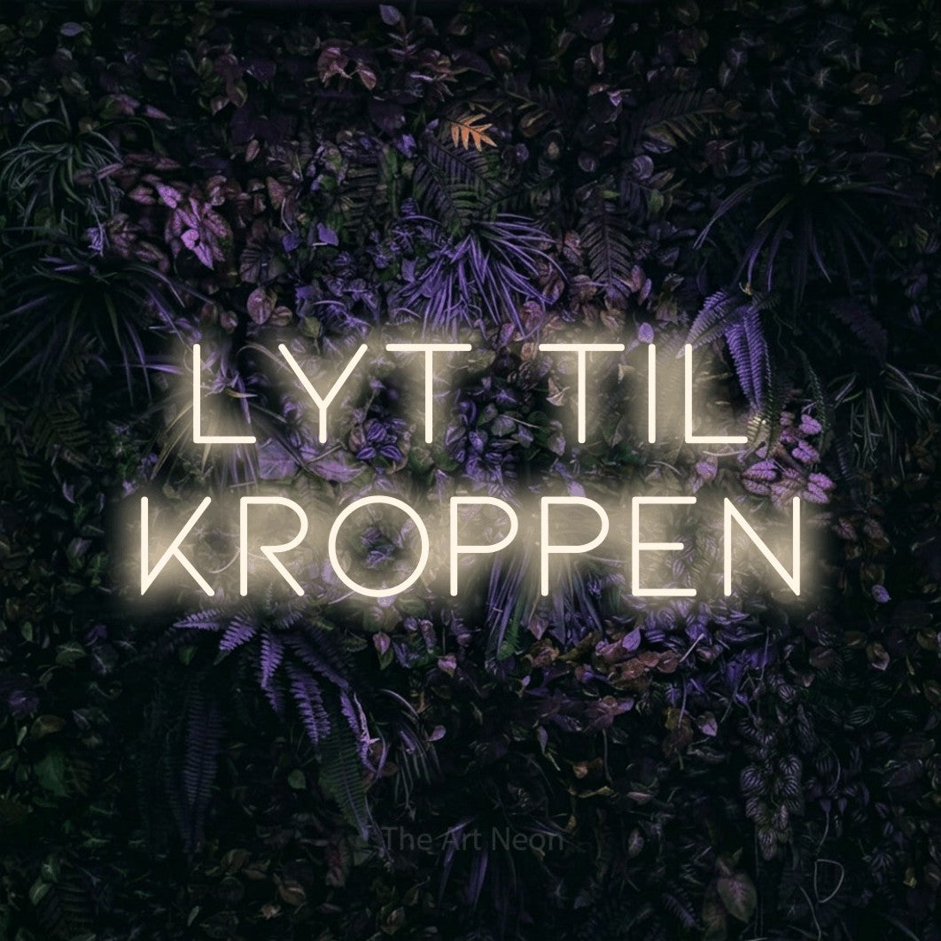 LED neon sign reading “lyt til kroppen”, arranged in 2 lines.