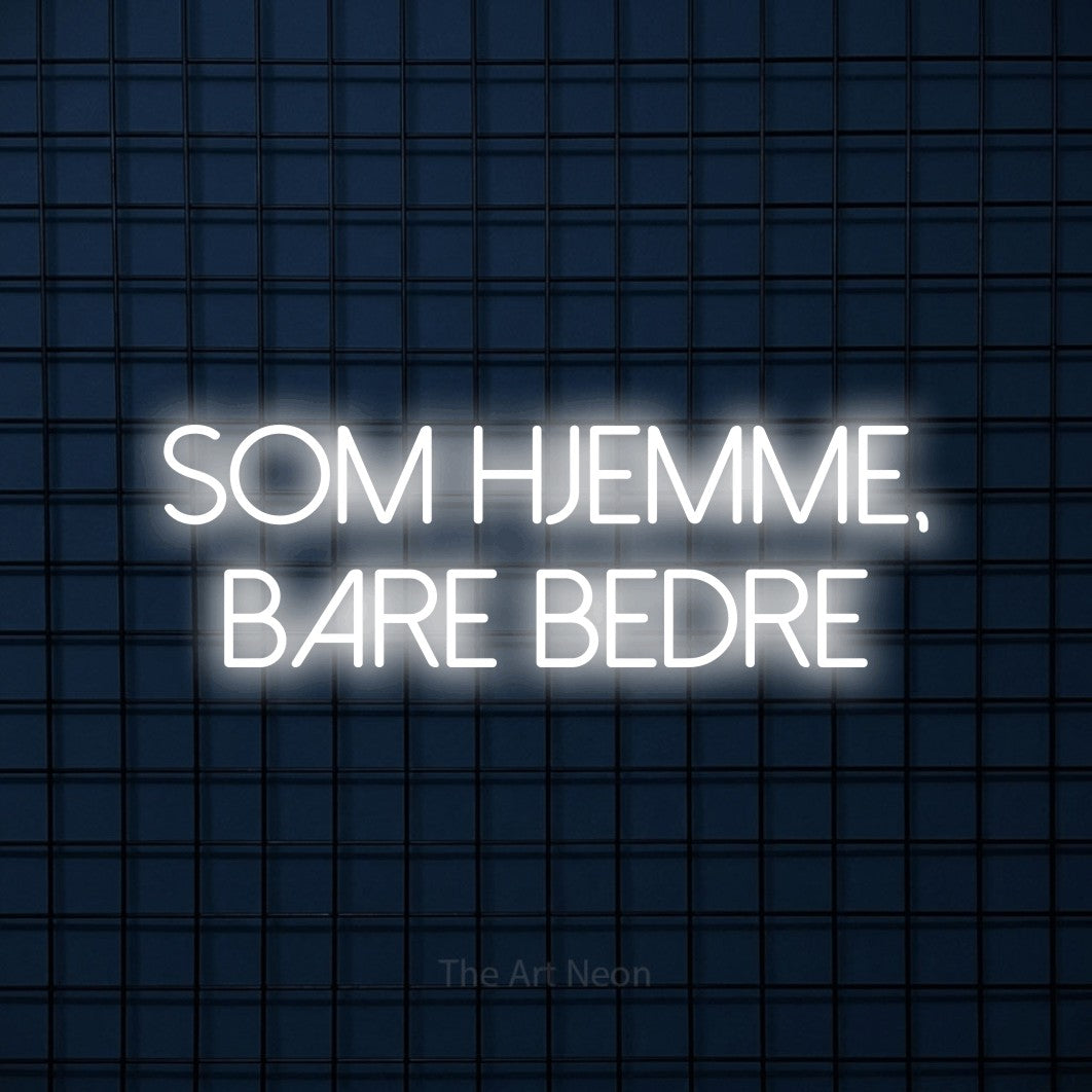 LED neon sign reading “som HJEMME, bare bedre”, arranged in 2 lines.