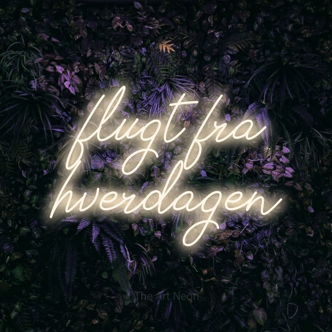 LED neon sign reading “flugt fra hverdagen”, arranged in 2 lines.