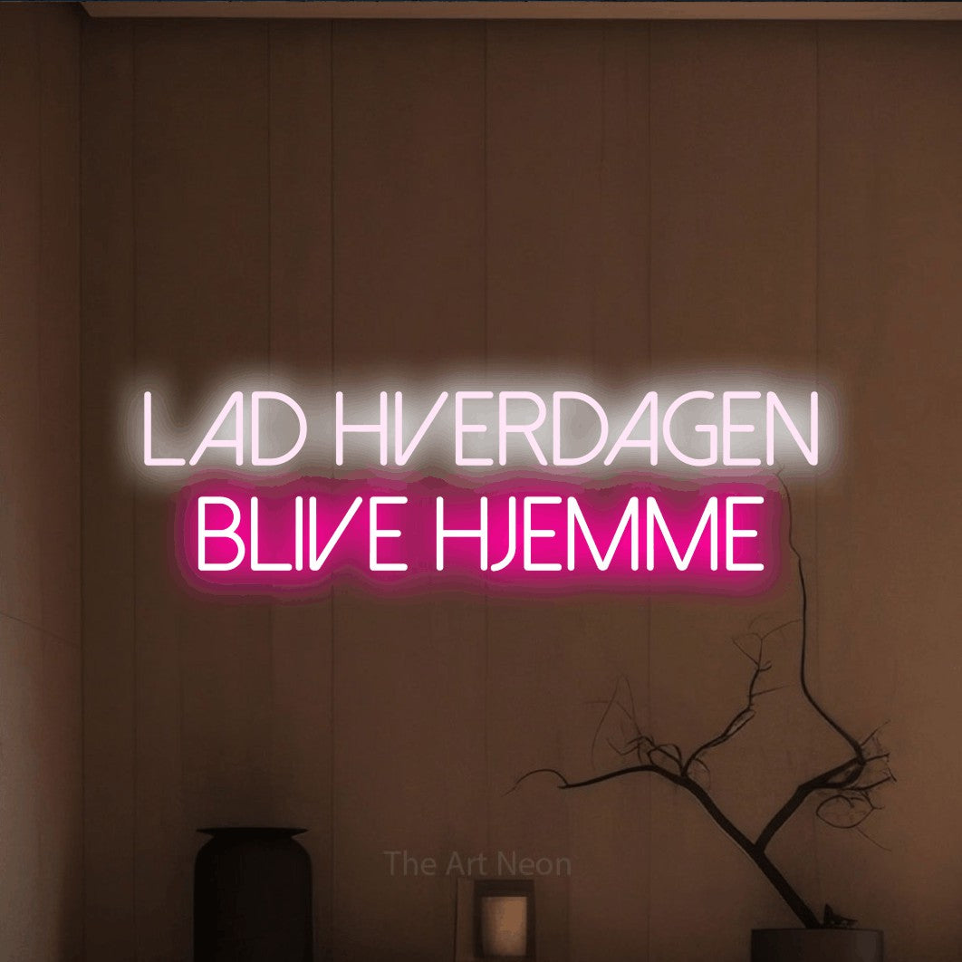 LED neon sign reading “Lad hverdagen blive hjemme”, arranged in 2 lines.