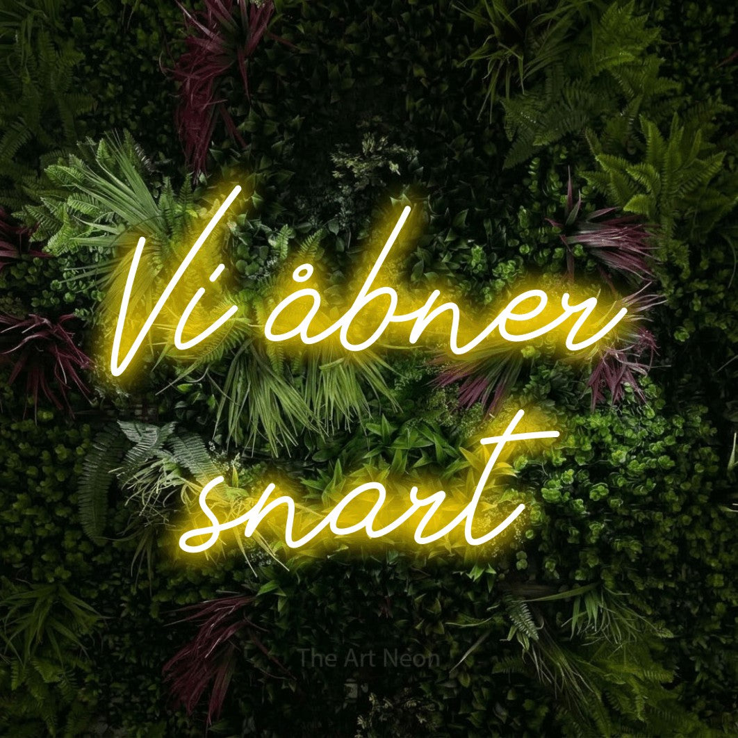 LED neon sign reading “Vi åbner snart”, arranged in 2 lines.