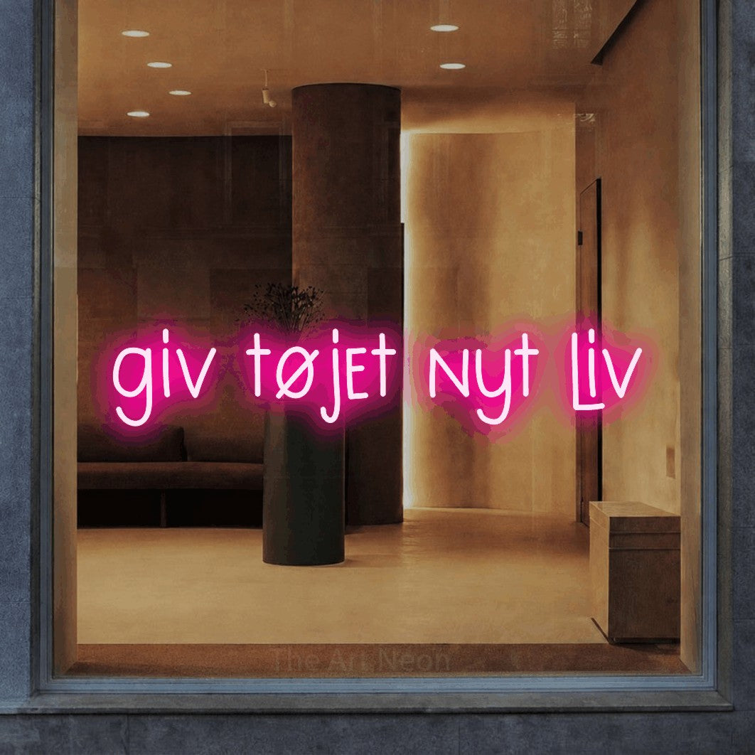 LED neon sign reading “giv tøjet nyt liv”, arranged in a single line.