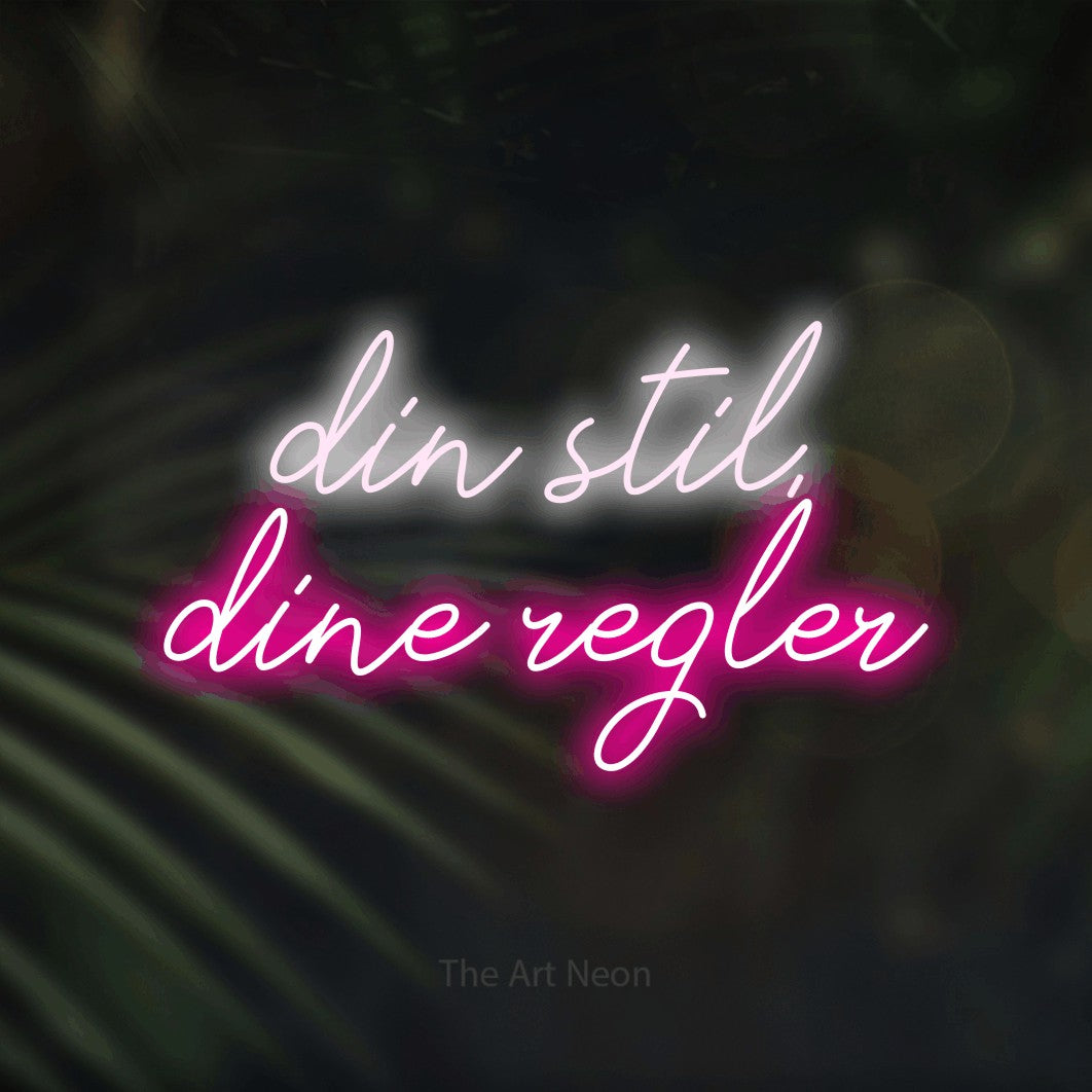 LED neon sign reading “din stil, dine regler”, arranged in 2 lines.