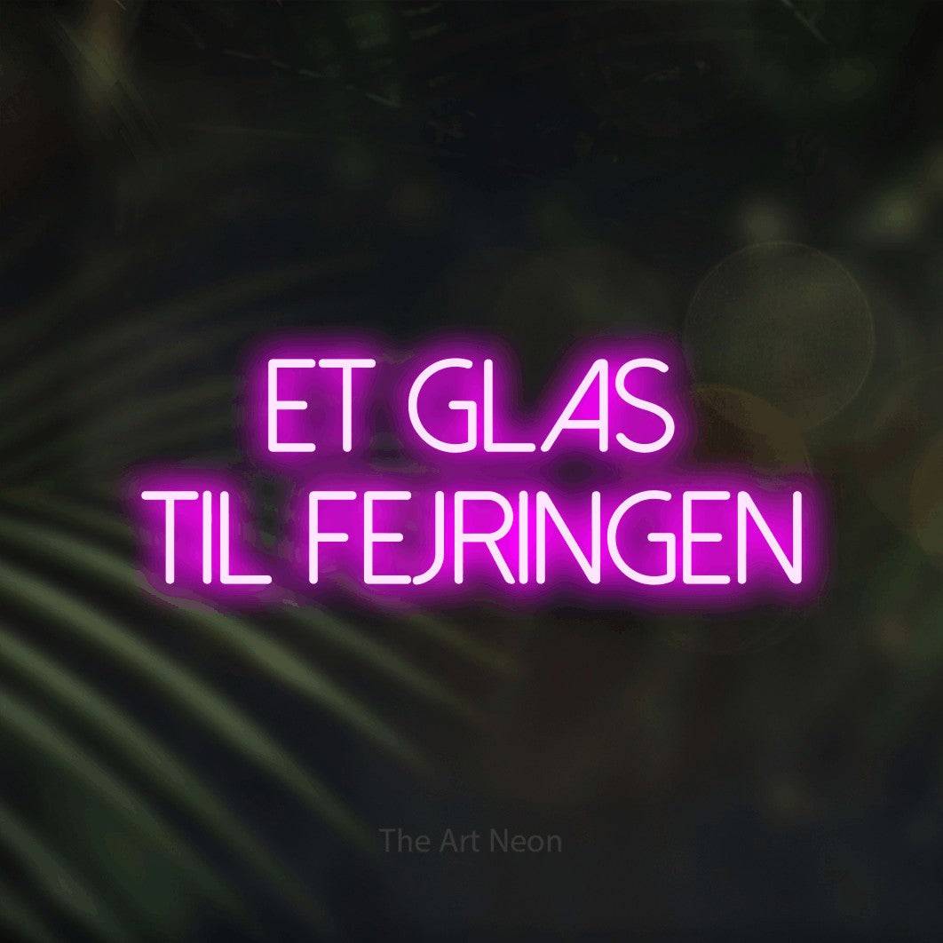LED neon sign reading “et glas til fejringen”, arranged in 2 lines.