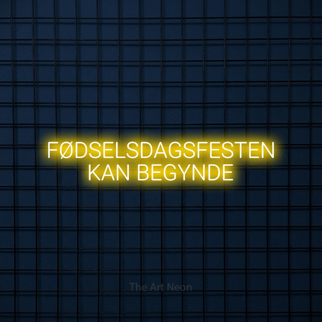 LED neon sign reading “FØDSELSDAGSFESTEN KAN BEGYNDE”, arranged in 2 lines.