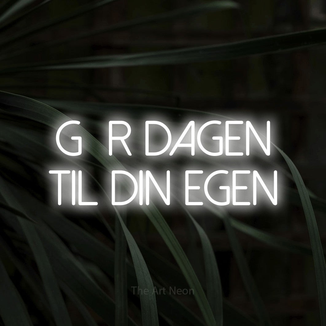 LED neon sign reading “gør dagen til din egen”, arranged in 2 lines.