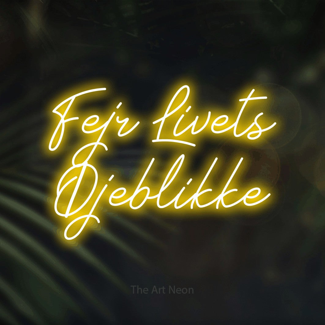LED neon sign reading “Fejr Livets Øjeblikke”, arranged in 2 lines.
