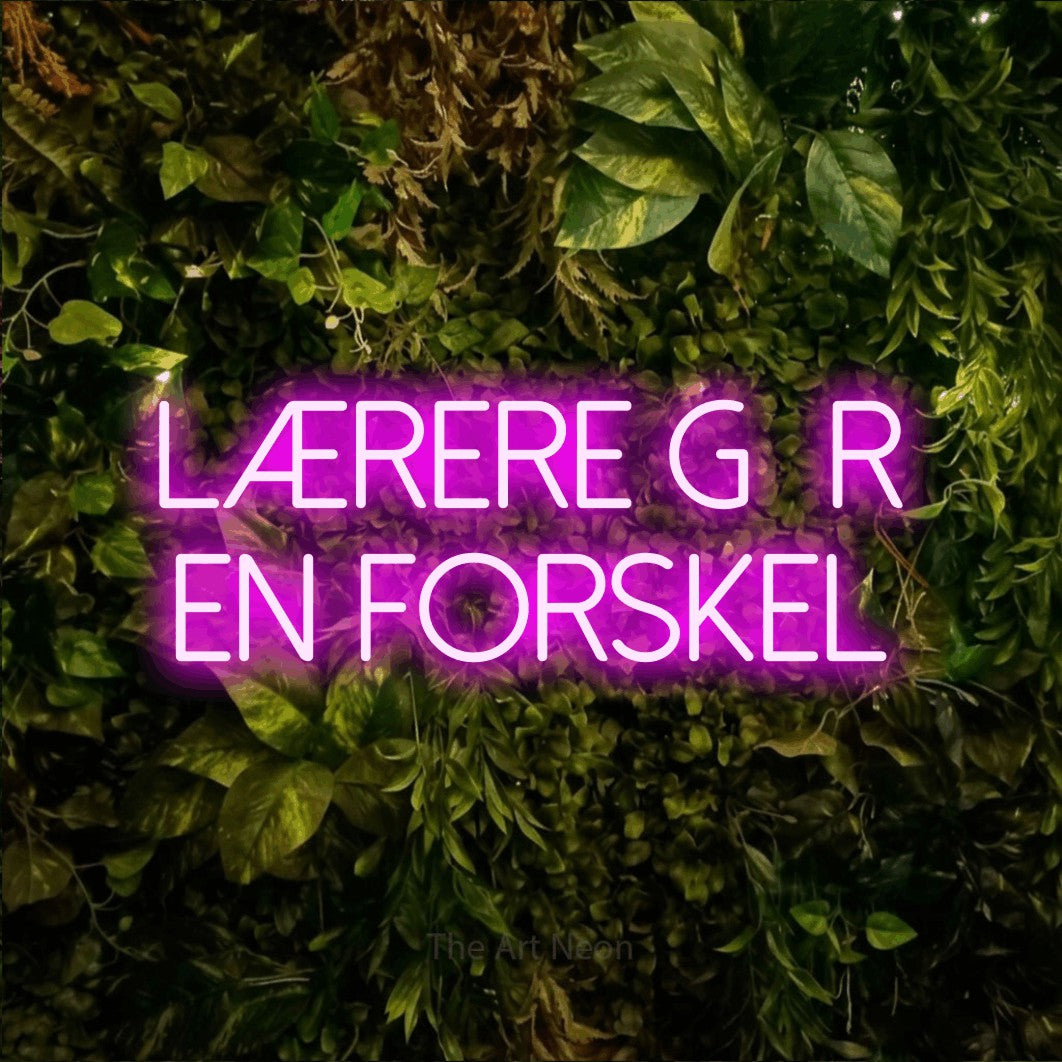 LED neon sign reading “Lærere Gør en Forskel”, arranged in 2 lines.