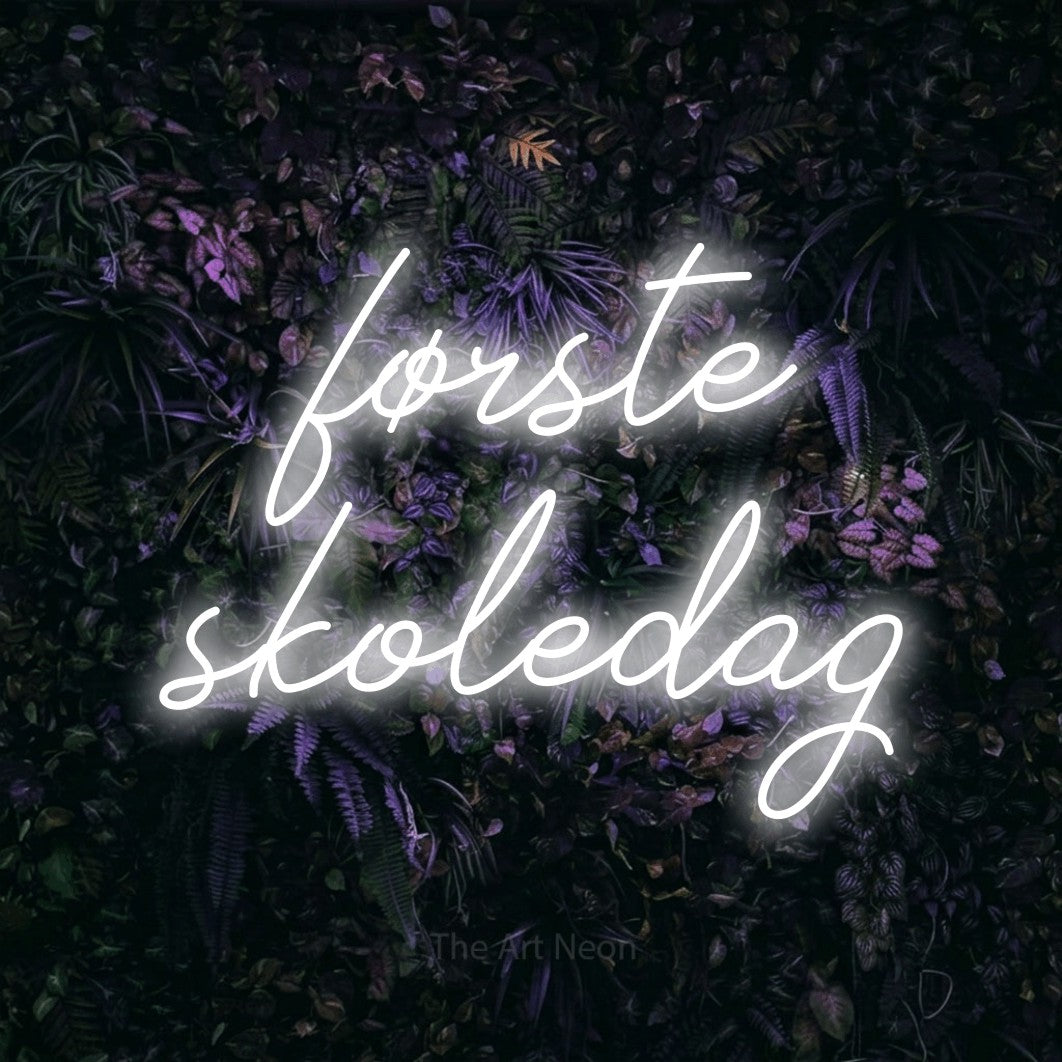 LED neon sign reading “første skoledag”, arranged in 2 lines.