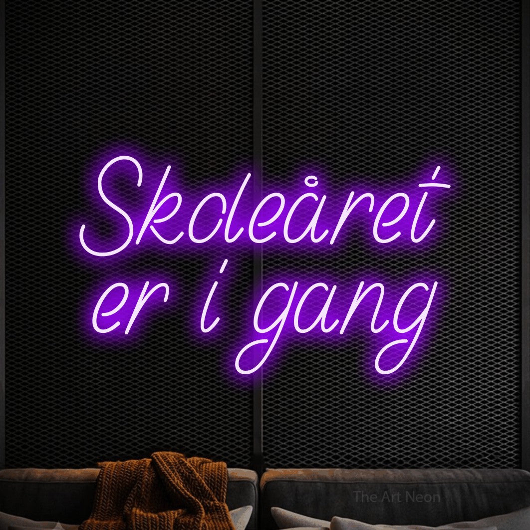 LED neon sign reading “Skoleåret er i gang”, arranged in 2 lines.