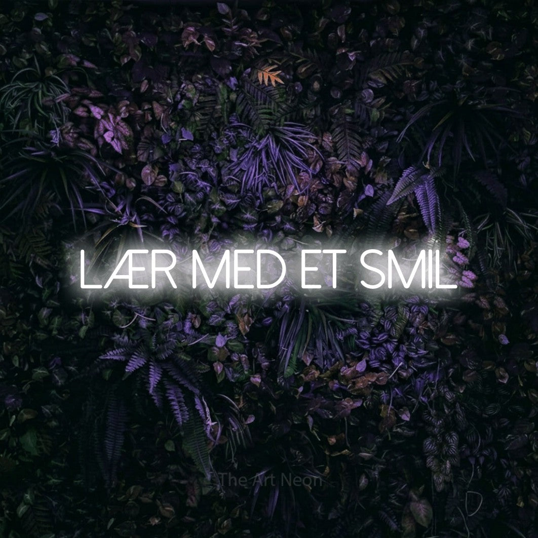 LED neon sign reading “lær med et SMIL”, arranged in a single line.