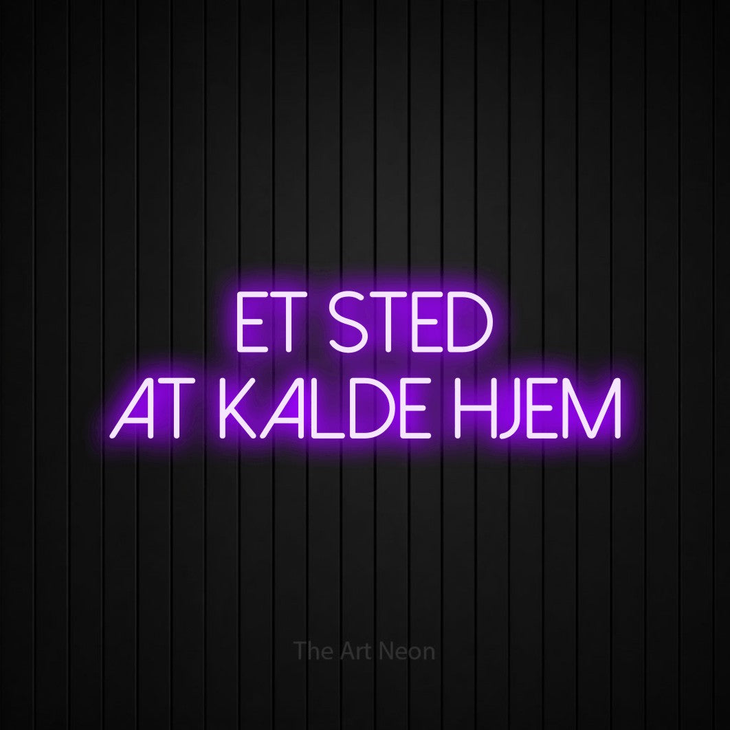 LED neon sign reading “Et Sted at Kalde Hjem”, arranged in 2 lines.