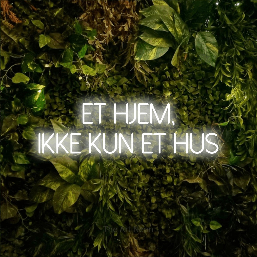 LED neon sign reading “Et Hjem, ikke Kun et Hus”, arranged in 2 lines.
