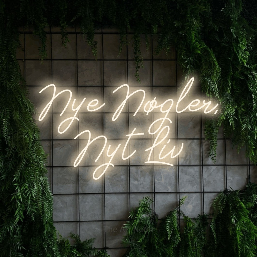 LED neon sign reading “Nye Nøgler, Nyt Liv”, arranged in 2 lines.
