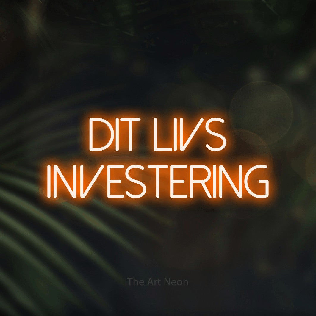 LED neon sign reading “dit livs investering”, arranged in 2 lines.