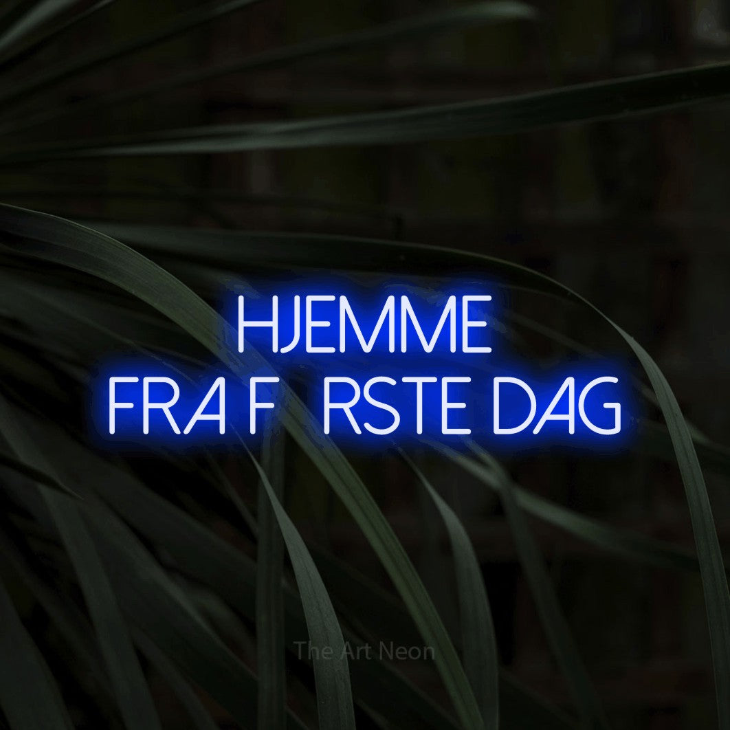 LED neon sign reading “Hjemme fra Første Dag”, arranged in 2 lines.