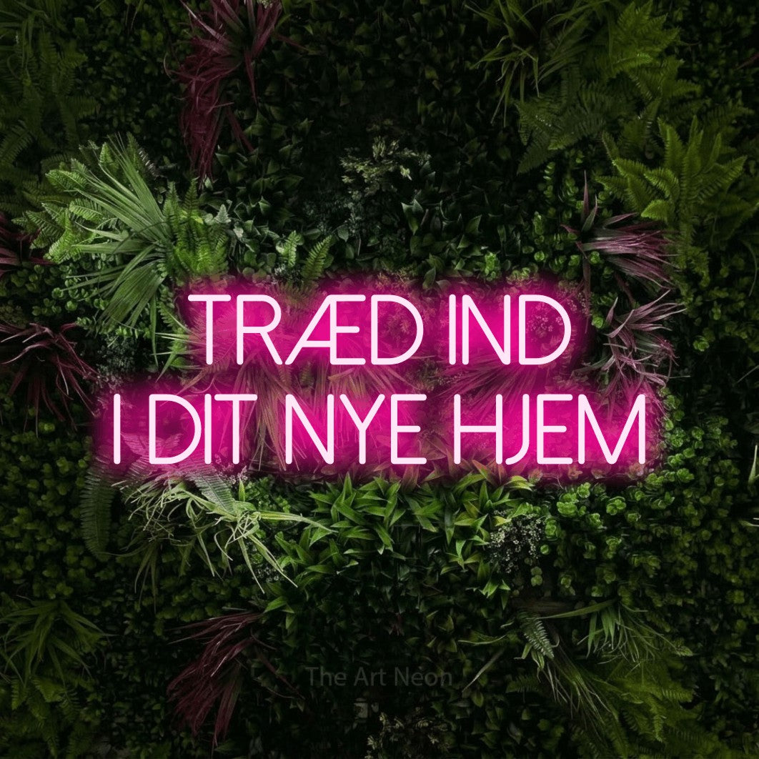 LED neon sign reading “Træd Ind i dit Nye Hjem”, arranged in 2 lines.