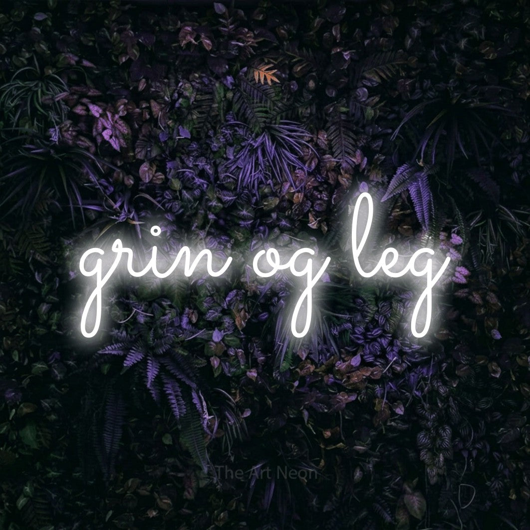 LED neon sign reading “grin og leg”, arranged in a single line.