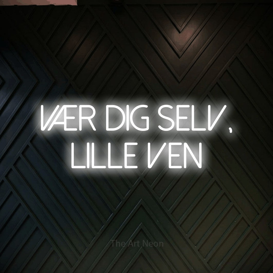 LED neon sign reading “vær dig selv, lille ven”, arranged in 2 lines.