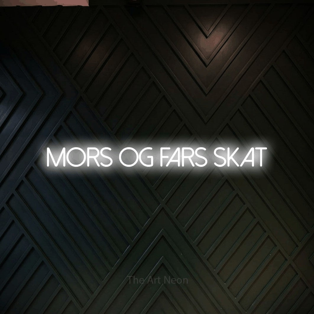 LED neon sign reading “Mors og Fars Skat”, arranged in a single line.
