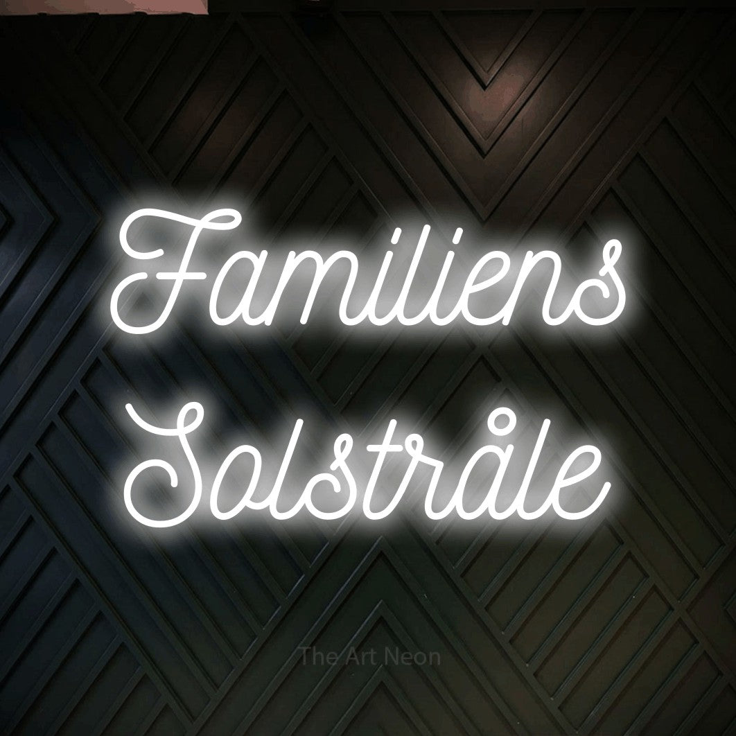 LED neon sign reading “Familiens Solstråle”, arranged in 2 lines.
