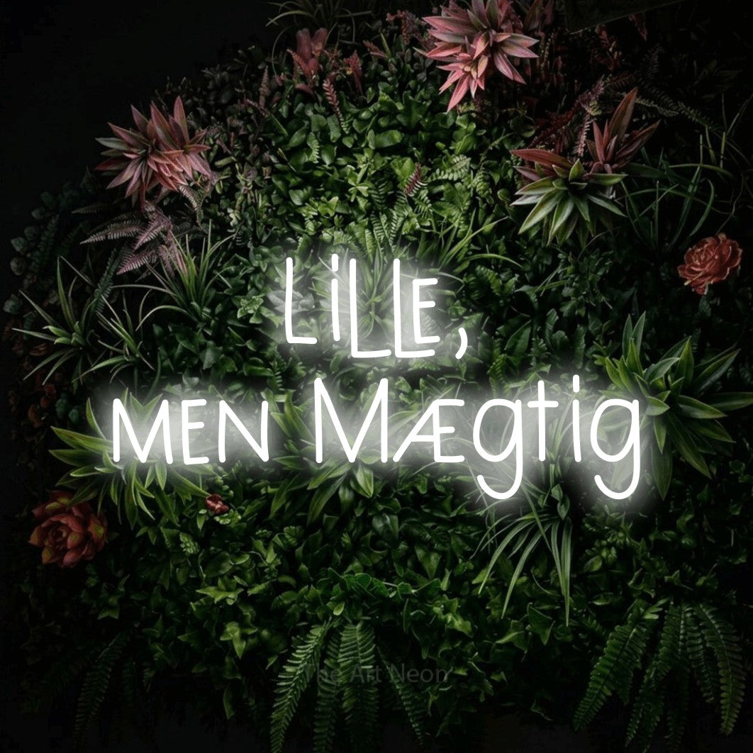 LED neon sign reading “Lille, men Mægtig”, arranged in 2 lines.