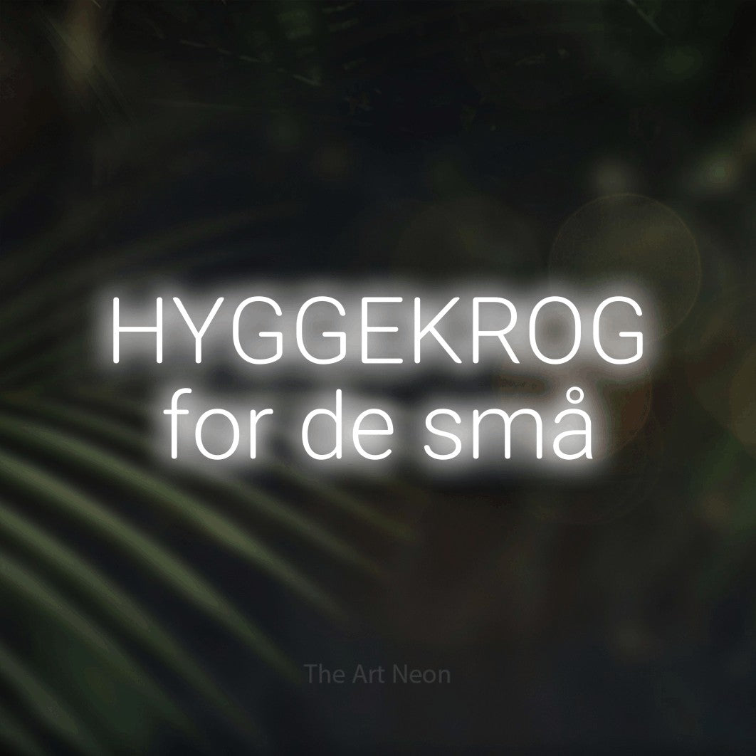 LED neon sign reading “HYGGEKROG for de små”, arranged in 2 lines.