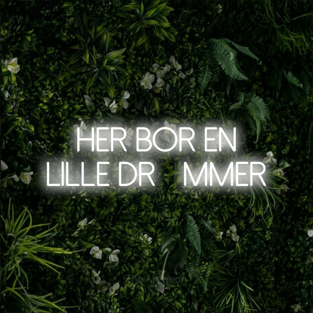 LED neon sign reading “HER BOR EN LILLE DRØMMER”, arranged in 2 lines.