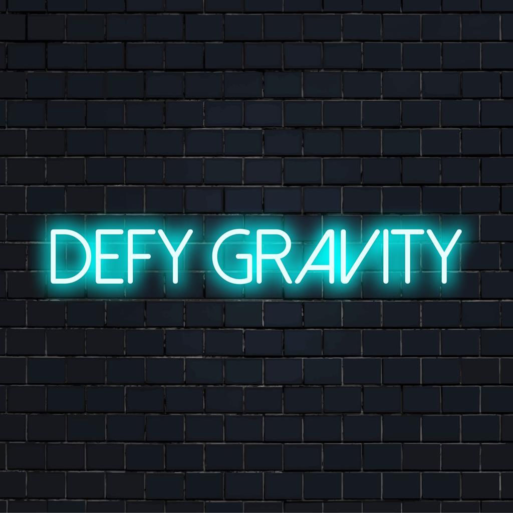 Semn cu neon cu LED-uri care intitulează Defy Gravity, perfect pentru decor inspirațional, cu un amestec de litere artistice și lumină luminoasă.