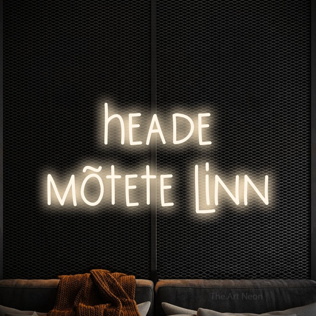 LED neon sign reading “heade mõtete linn”, arranged in 2 lines.