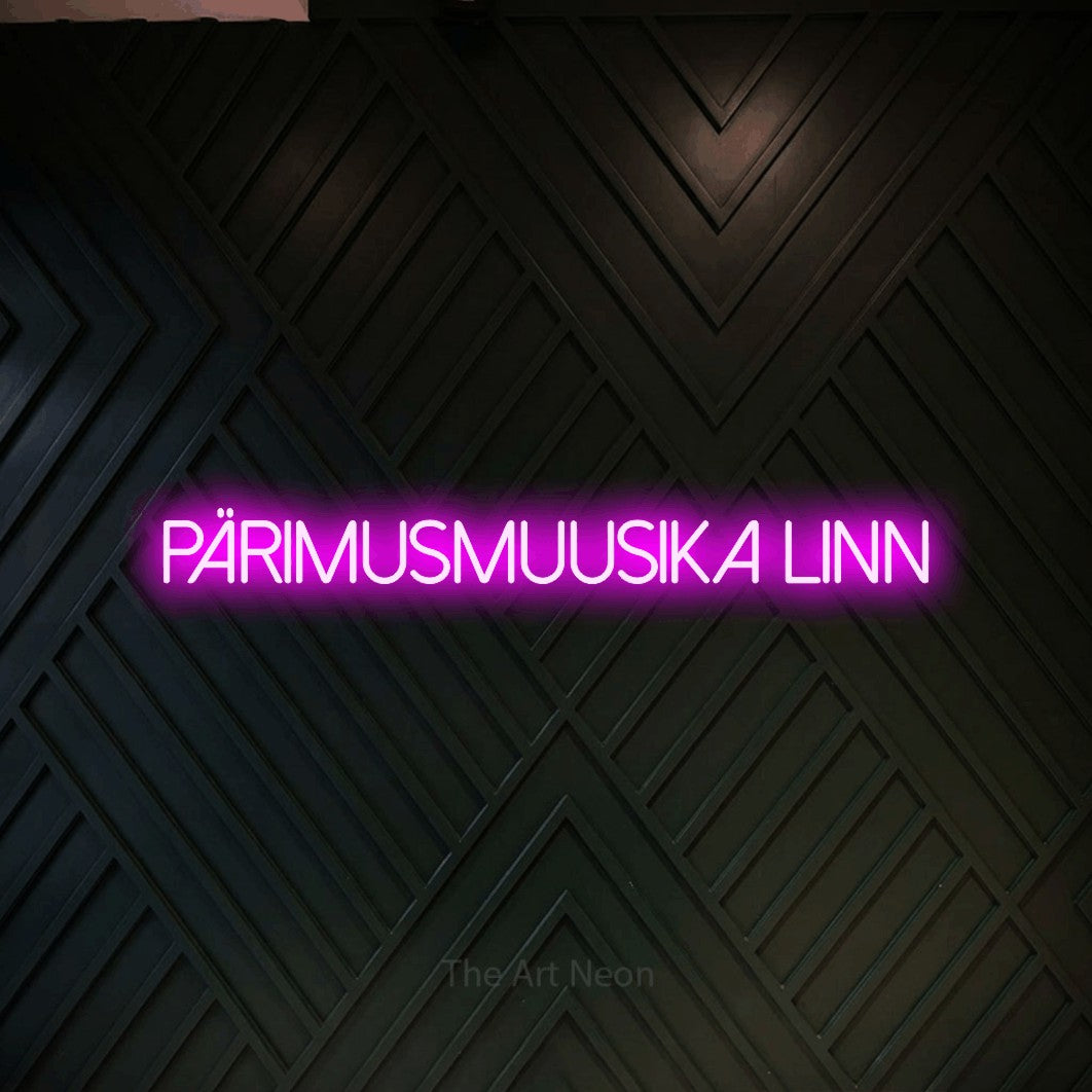 LED neon sign reading “PÄRIMUSMUUSIKA LINN”, arranged in a single line.
