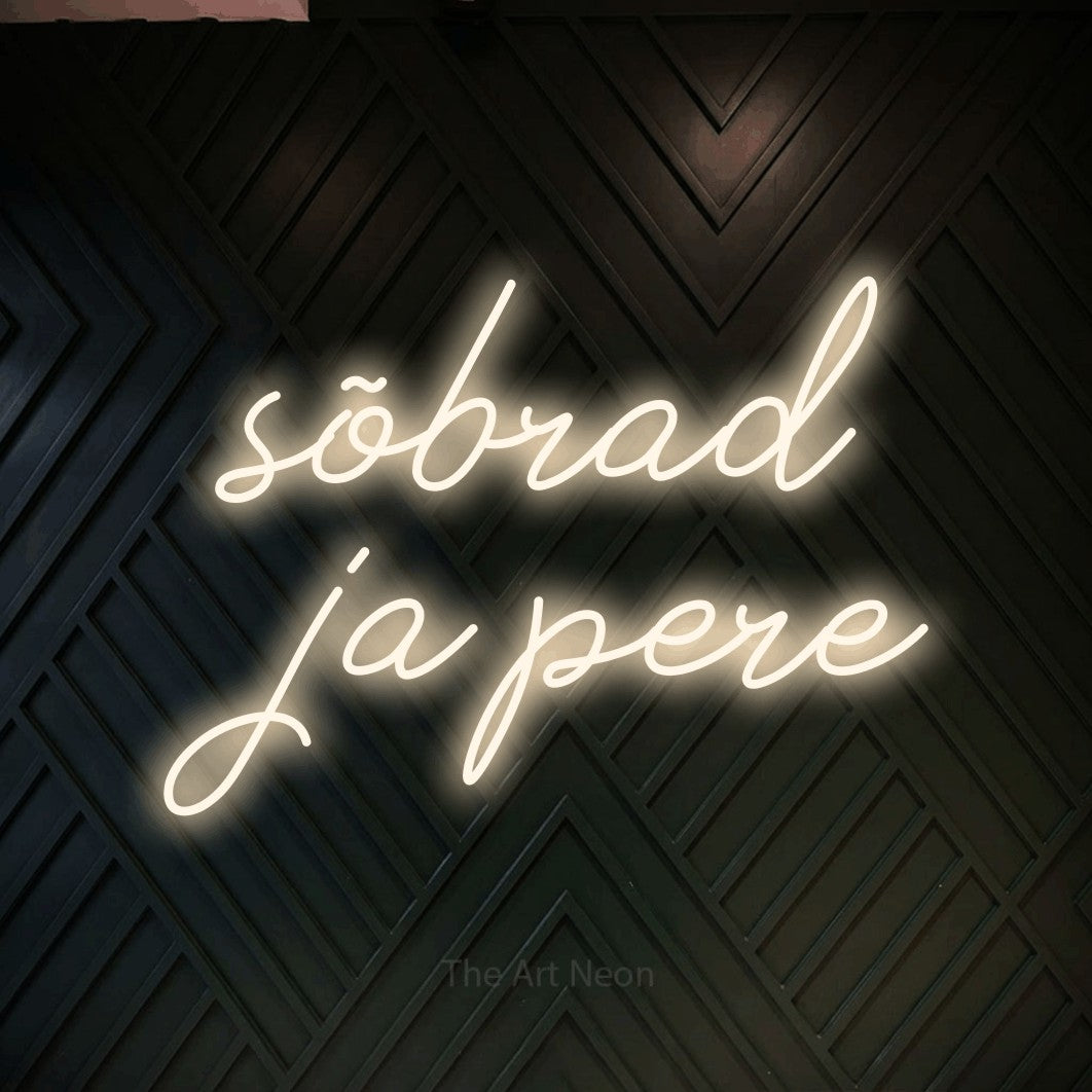 LED neon sign reading “sõbrad ja pere”, arranged in 2 lines.