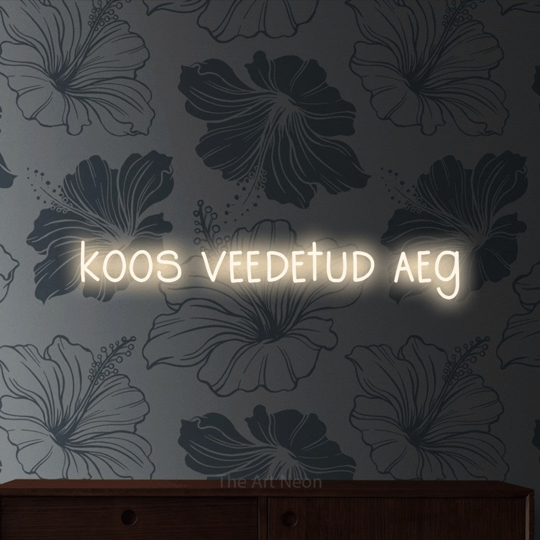 LED neon sign reading “koos veedetud aeg”, arranged in a single line.