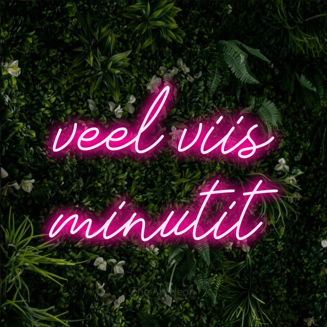 LED neon sign reading “veel viis minutit”, arranged in 2 lines.
