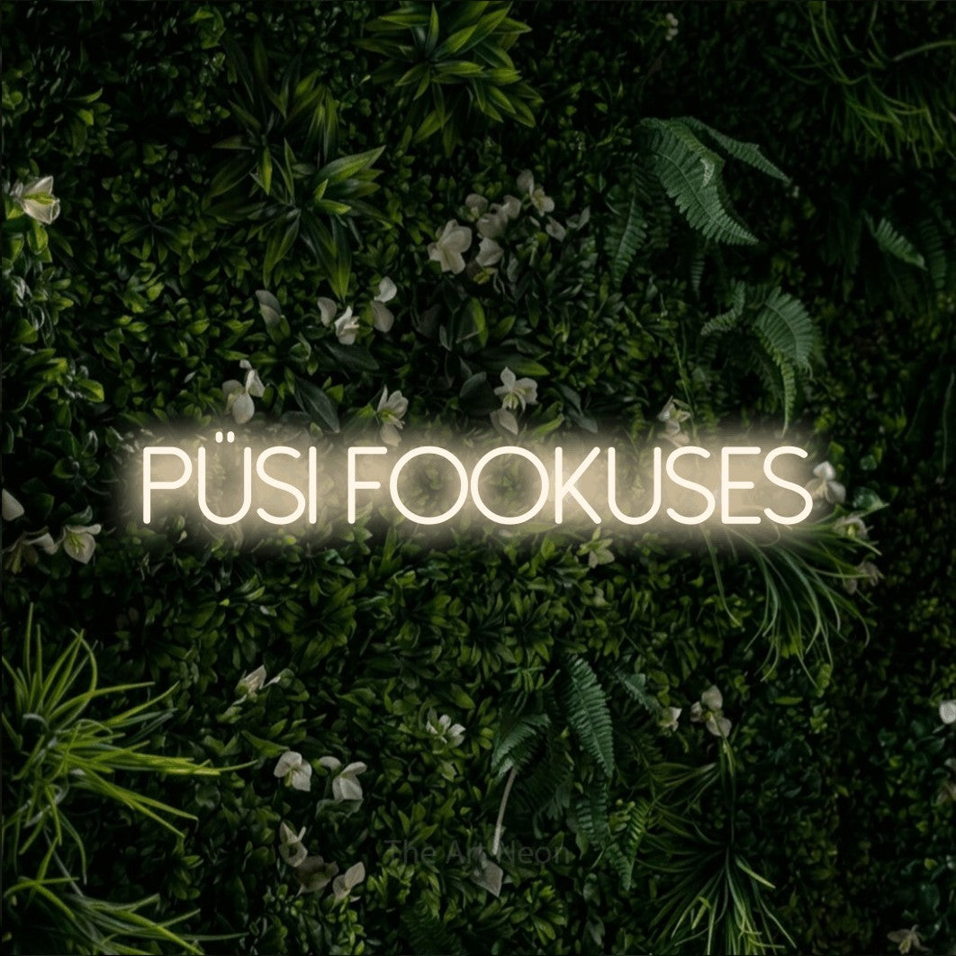 LED neon sign reading “püsi fookuses”, arranged in a single line.