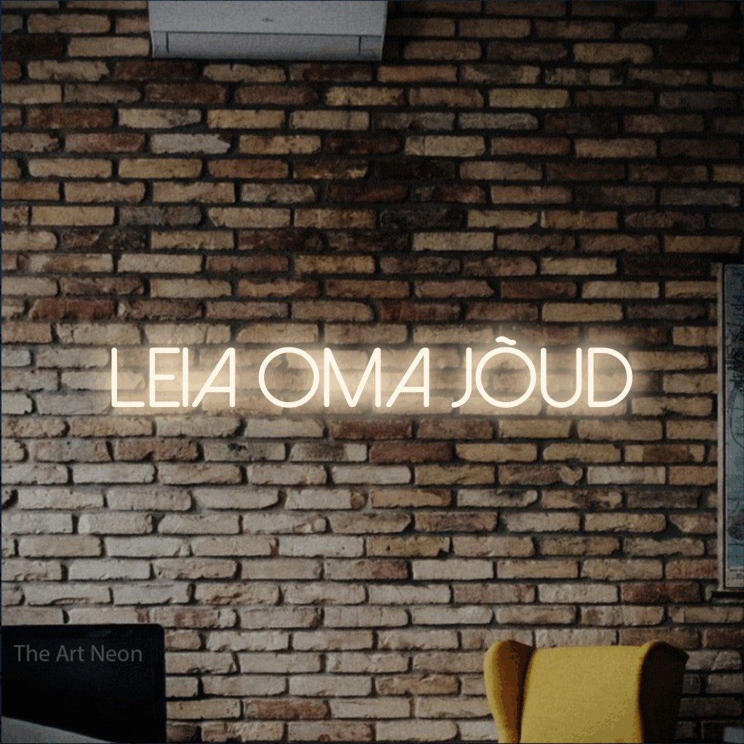 LED neon sign reading “leia oma jõud”, arranged in a single line.
