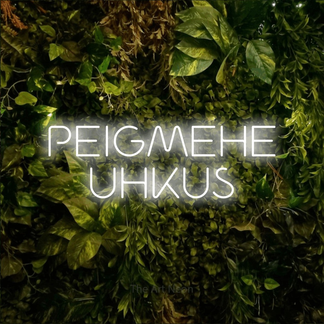 LED neon sign reading “PEIGMEHE UHKUS”, arranged in 2 lines.